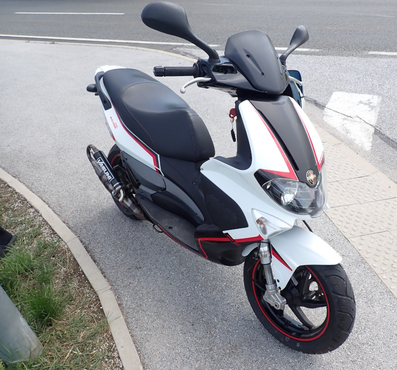 zasezen moped maribor